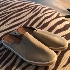 NWOT Aerosols slip on flats tan canvas slides 8